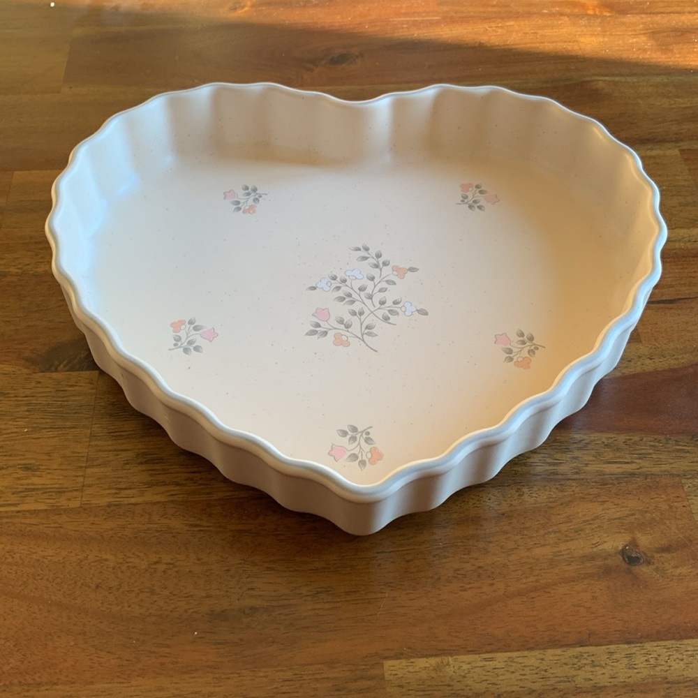 Pfaltzgraff Heart Shaped Bakeware with Leaf and flower graphics